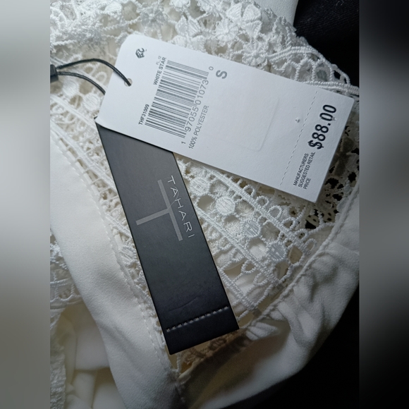 T Tahari V-Neck Crochet Bell-Sleeve Top Size S/P - Picture 12 of 12